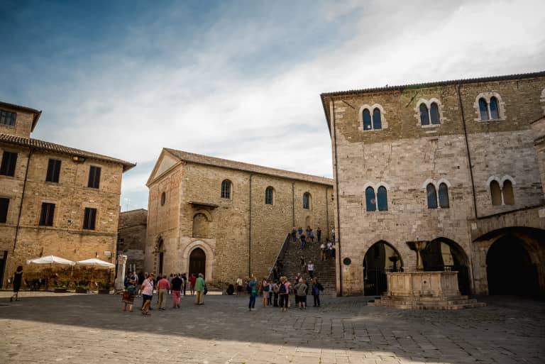 Italiaans plein met een terras onder parasols