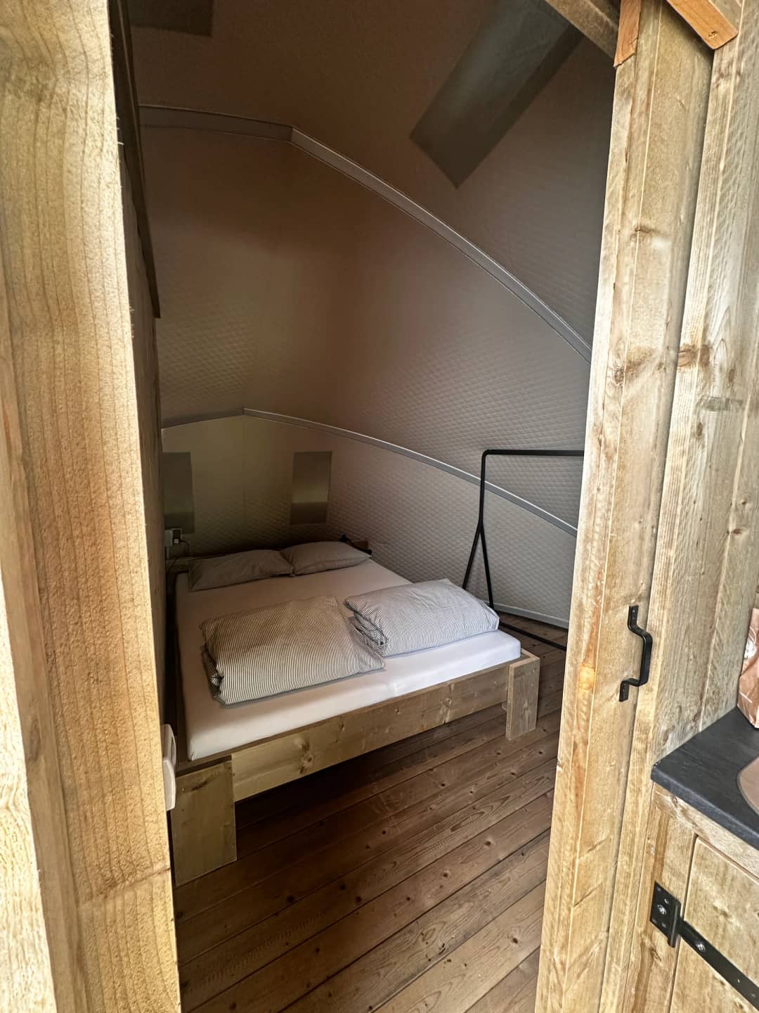 Schlafzimmer mit Doppelbett in der Big Oak Lodge XS