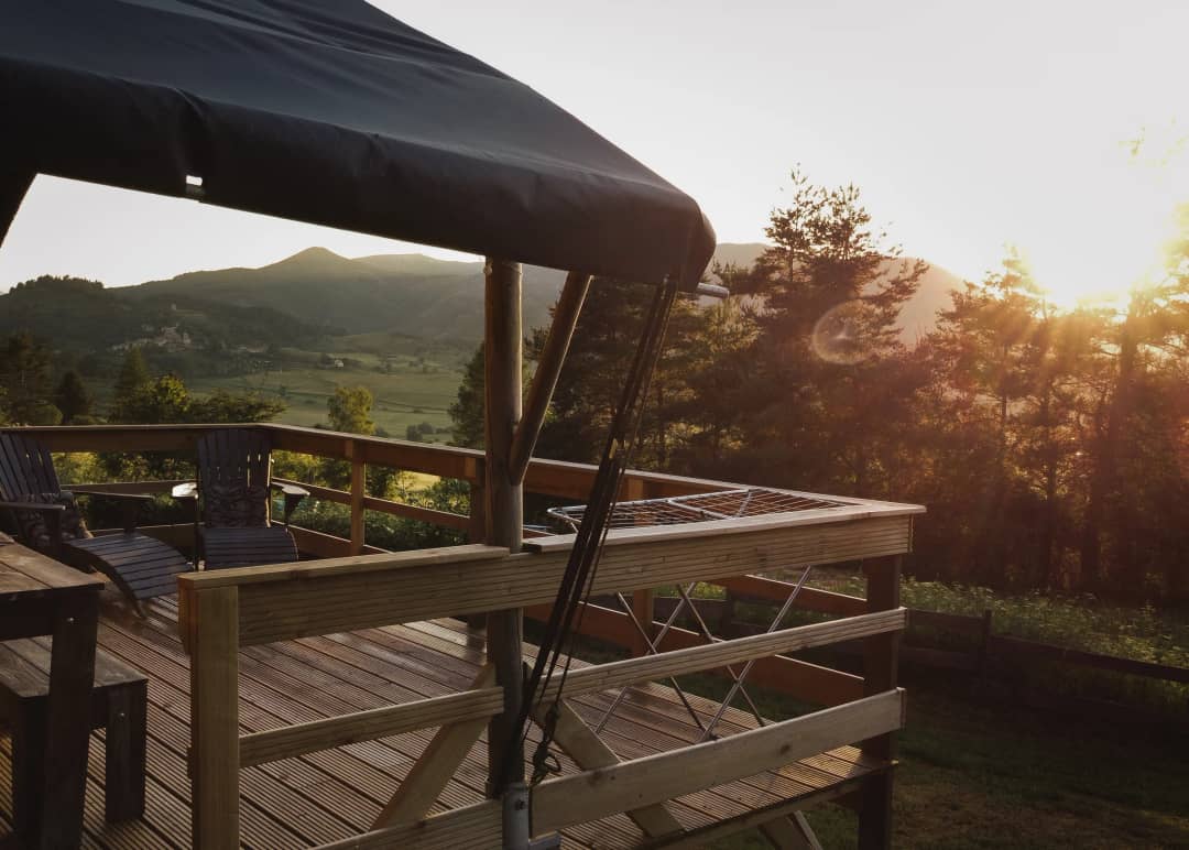 Terrasse der Lodge mit Blick auf die Pyrenäen bei Sonnenuntergang