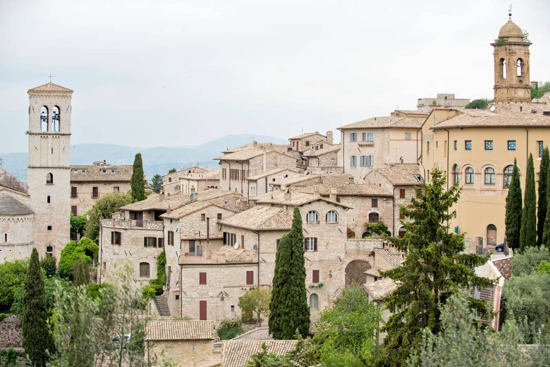 Assisi mit seinen Steinhäusern inmitten der grünen Landschaft