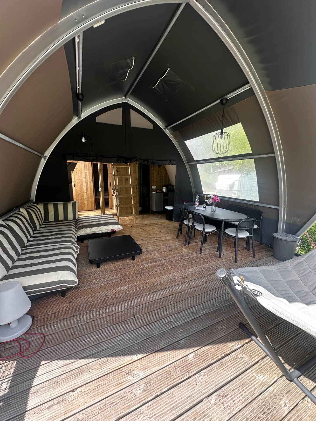 Geräumiges Wohnzimmer mit großem Rundbogen und Fenstern