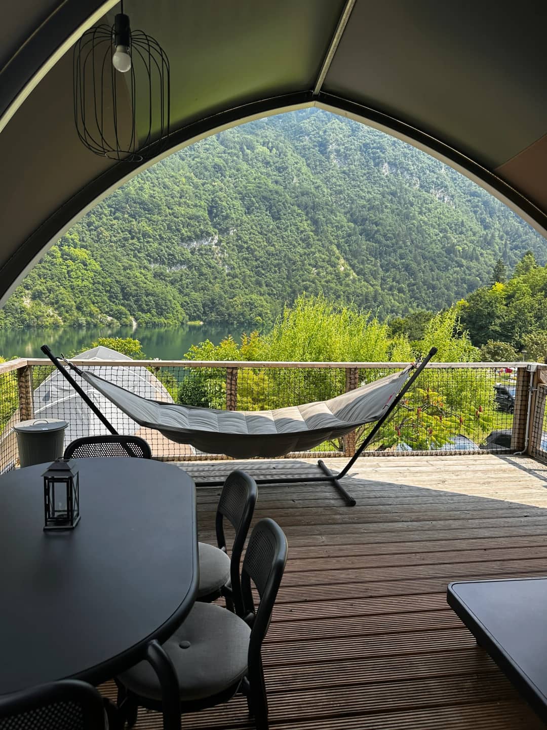 Blick von der Big Oak Lodge XL auf die Terrasse mit Hängematte und die Berge