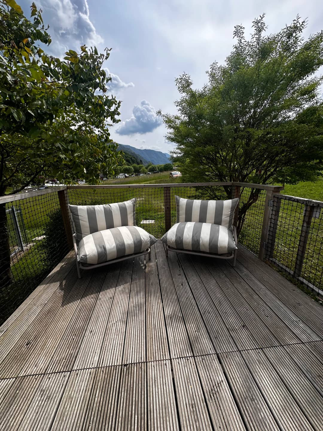 Lounge-Sessel auf der Terrasse mit Blick auf die Bäume