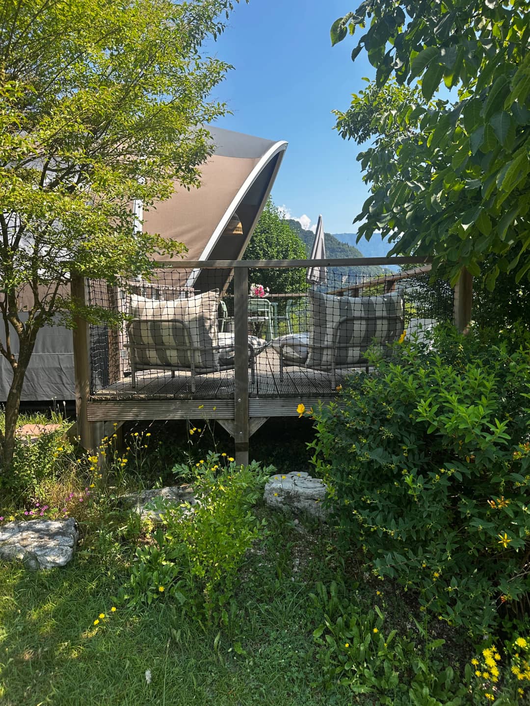 Big Oak Lodge XS auf einer Holzterrasse mitten im Grünen