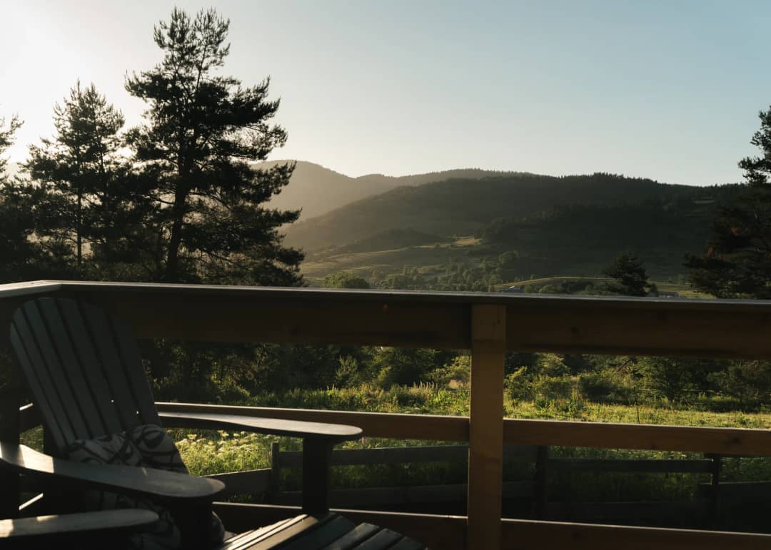 Blick von der Terrasse über das grüne Tal